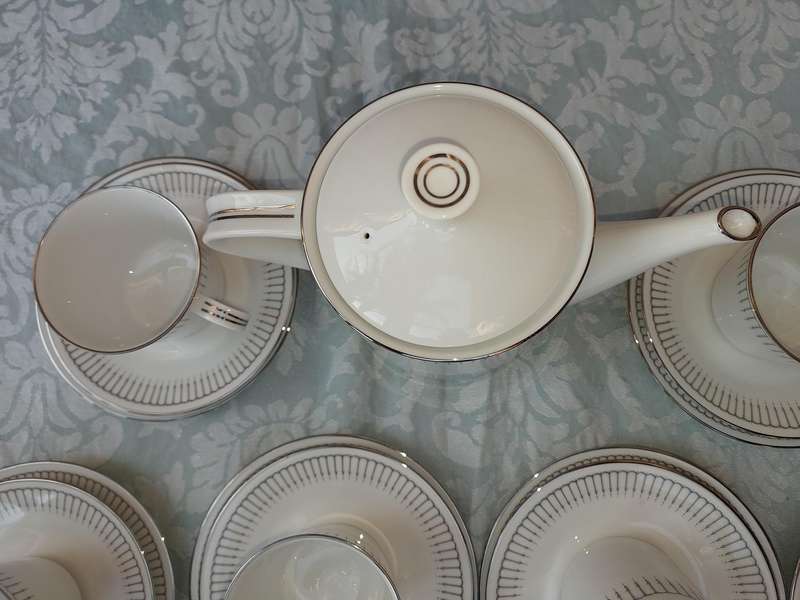 A VINTAGE 20 PIECE NORITAKE JAPAN 6684 URSULA TEASET SOLD AS IS