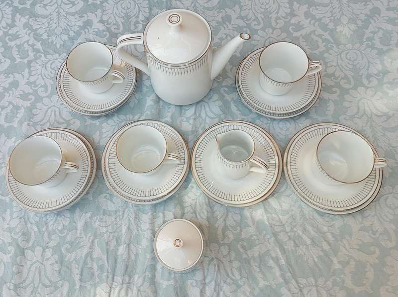 A VINTAGE 20 PIECE NORITAKE JAPAN 6684 URSULA TEASET SOLD AS IS