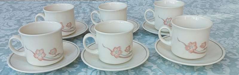 A VINTAGE SET OF 6 TEA CUP AND SAUCERS ET CHURCHILL ENGLAND PORCELAIN SOLD AS IS