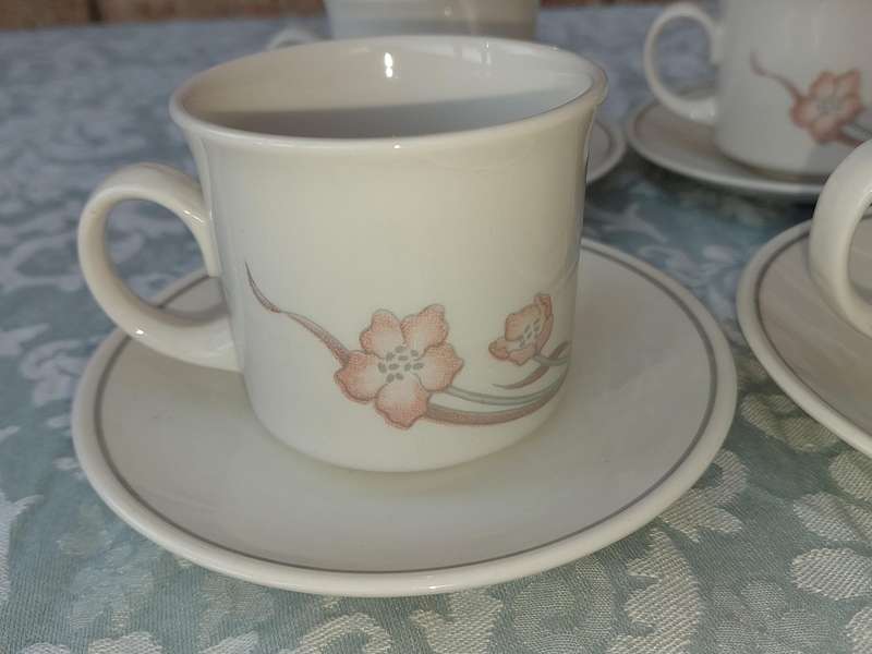 A VINTAGE SET OF 6 TEA CUP AND SAUCERS ET CHURCHILL ENGLAND PORCELAIN SOLD AS IS