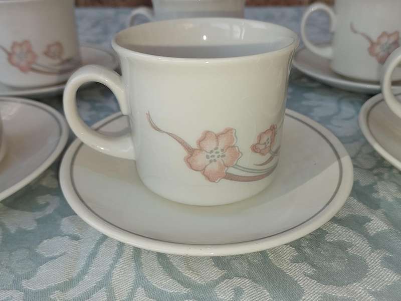 A VINTAGE SET OF 6 TEA CUP AND SAUCERS ET CHURCHILL ENGLAND PORCELAIN SOLD AS IS