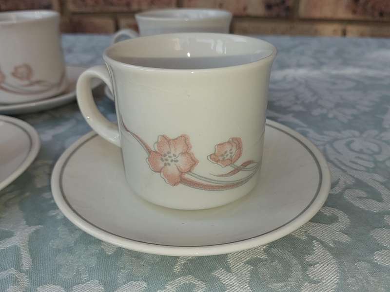 A VINTAGE SET OF 6 TEA CUP AND SAUCERS ET CHURCHILL ENGLAND PORCELAIN SOLD AS IS