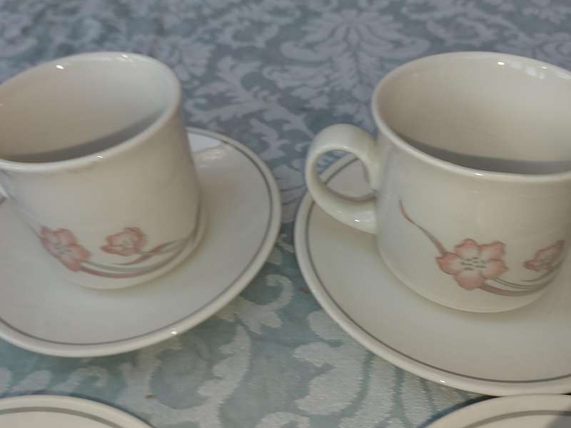 A VINTAGE SET OF 6 TEA CUP AND SAUCERS ET CHURCHILL ENGLAND PORCELAIN SOLD AS IS
