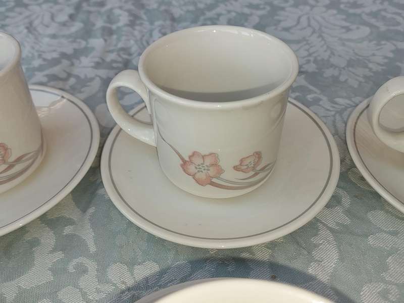 A VINTAGE SET OF 6 TEA CUP AND SAUCERS ET CHURCHILL ENGLAND PORCELAIN SOLD AS IS