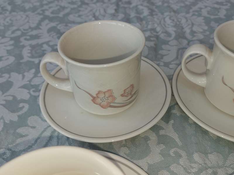 A VINTAGE SET OF 6 TEA CUP AND SAUCERS ET CHURCHILL ENGLAND PORCELAIN SOLD AS IS