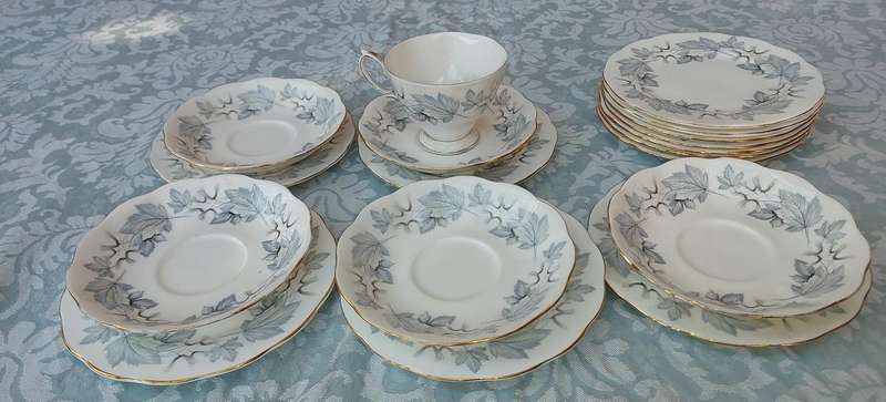 A vintage 1960s 16 piece Royal Albert England  Silver Maple collection sold as is