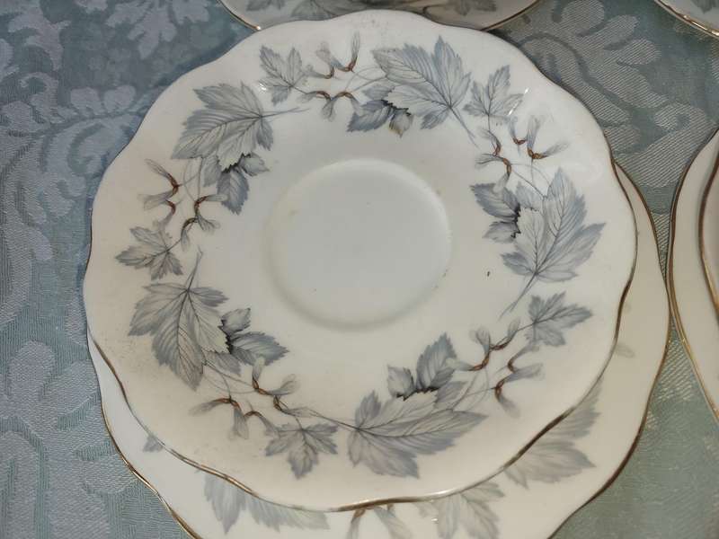 A vintage 1960s 16 piece Royal Albert England  Silver Maple collection sold as is