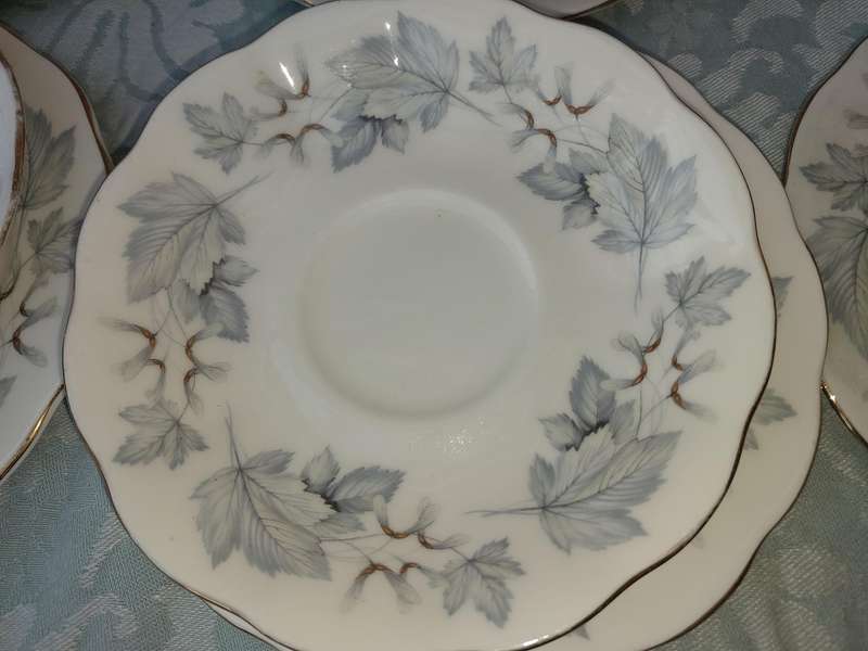 A vintage 1960s 16 piece Royal Albert England  Silver Maple collection sold as is