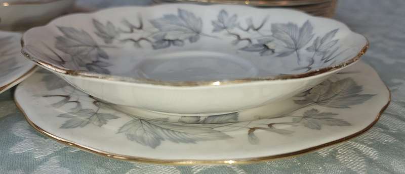 A vintage 1960s 16 piece Royal Albert England  Silver Maple collection sold as is