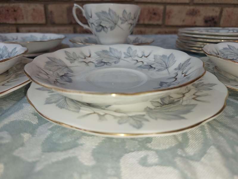 A vintage 1960s 16 piece Royal Albert England  Silver Maple collection sold as is