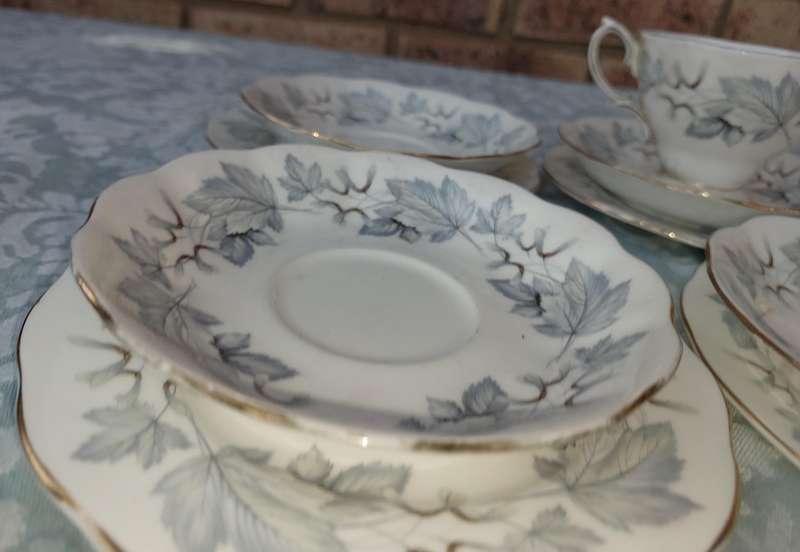 A vintage 1960s 16 piece Royal Albert England  Silver Maple collection sold as is
