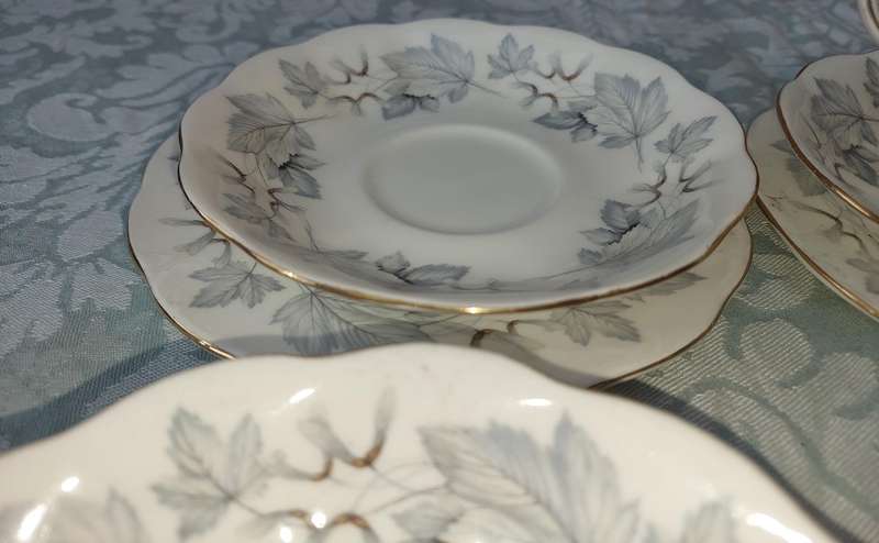 A vintage 1960s 16 piece Royal Albert England  Silver Maple collection sold as is
