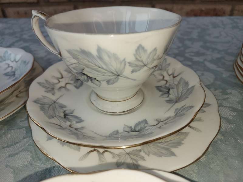 A vintage 1960s 16 piece Royal Albert England  Silver Maple collection sold as is