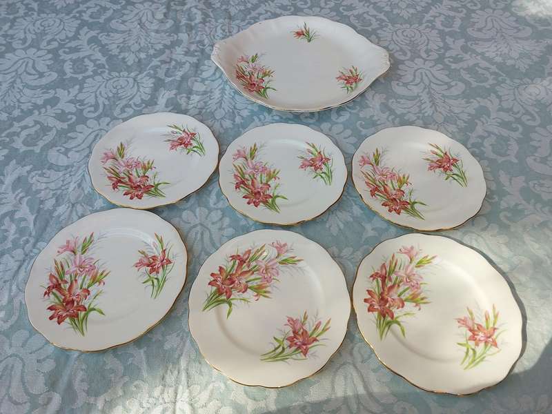 A VINTAGE COLLECTION OF 7 ROYAL ALBERT BONE CHINA ENGLAND FRIENDSHIP SERIES 12 GLADIOLUS PLATES AND