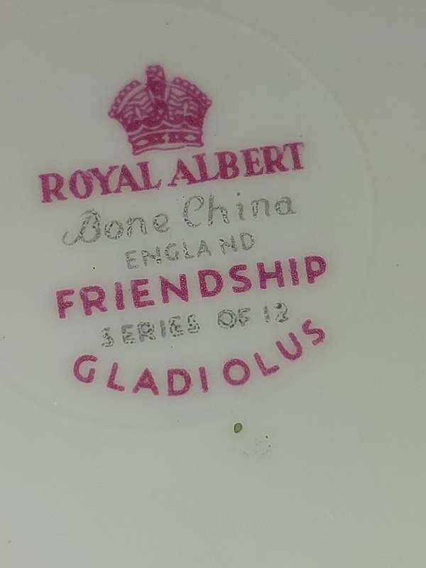 A VINTAGE COLLECTION OF 7 ROYAL ALBERT BONE CHINA ENGLAND FRIENDSHIP SERIES 12 GLADIOLUS PLATES AND