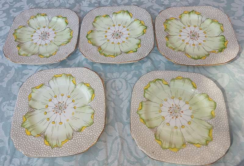 A RARE VINTAGE SET OF 5 TUSCAN FINE ENGLISH  BONE CHINA MADE IN ENGLAND CAKE PLATES SOLD AS IS