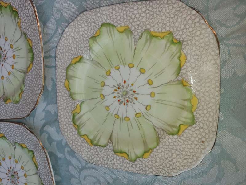 A RARE VINTAGE SET OF 5 TUSCAN FINE ENGLISH  BONE CHINA MADE IN ENGLAND CAKE PLATES SOLD AS IS