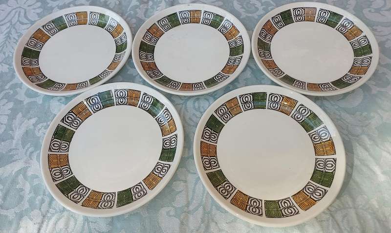 A VINTAGE COLLECTION OF 5 HAND PAINTED IRONSTONE CAKE PLATES BY BILTONS ENGLAND SOLD AS IS