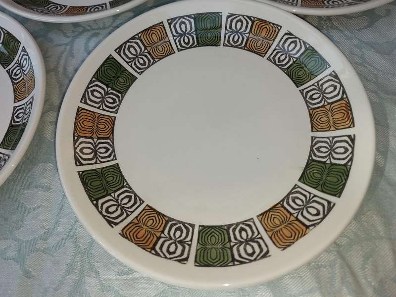 A VINTAGE COLLECTION OF 5 HAND PAINTED IRONSTONE CAKE PLATES BY BILTONS ENGLAND SOLD AS IS