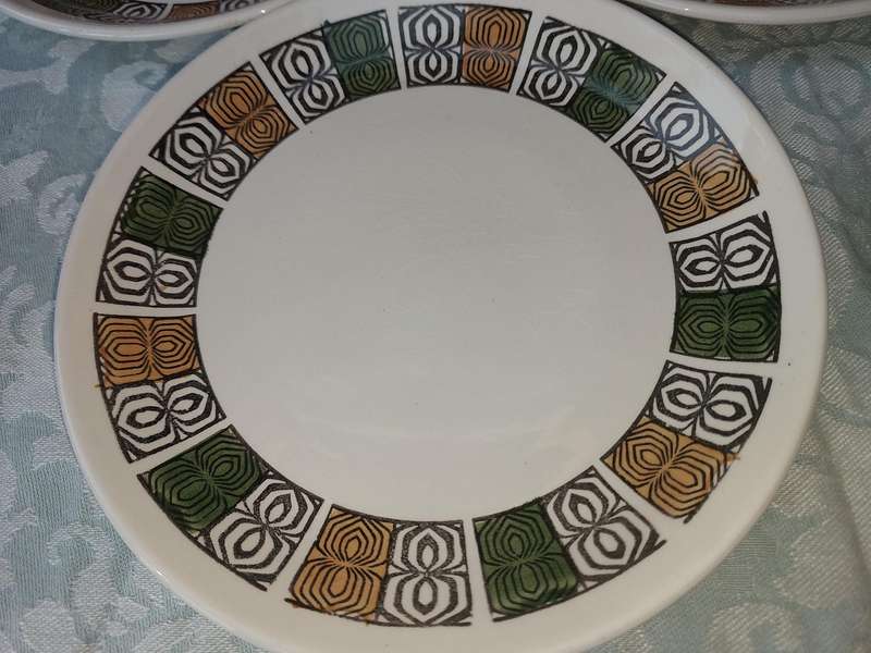 A VINTAGE COLLECTION OF 5 HAND PAINTED IRONSTONE CAKE PLATES BY BILTONS ENGLAND SOLD AS IS