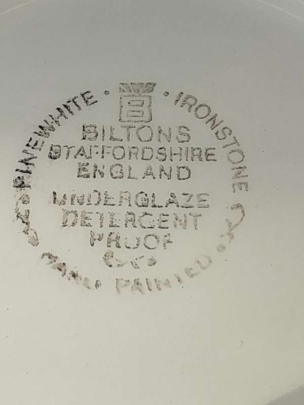 A VINTAGE COLLECTION OF 5 HAND PAINTED IRONSTONE CAKE PLATES BY BILTONS ENGLAND SOLD AS IS