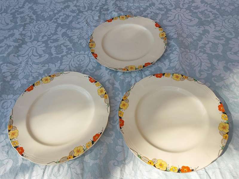 A RARE COLLECTION OF 3 ALFRED MEAKIN ENGLAND ROYAL MARIGOLD RAYMOND CAKE PLATES SOLD AS IS