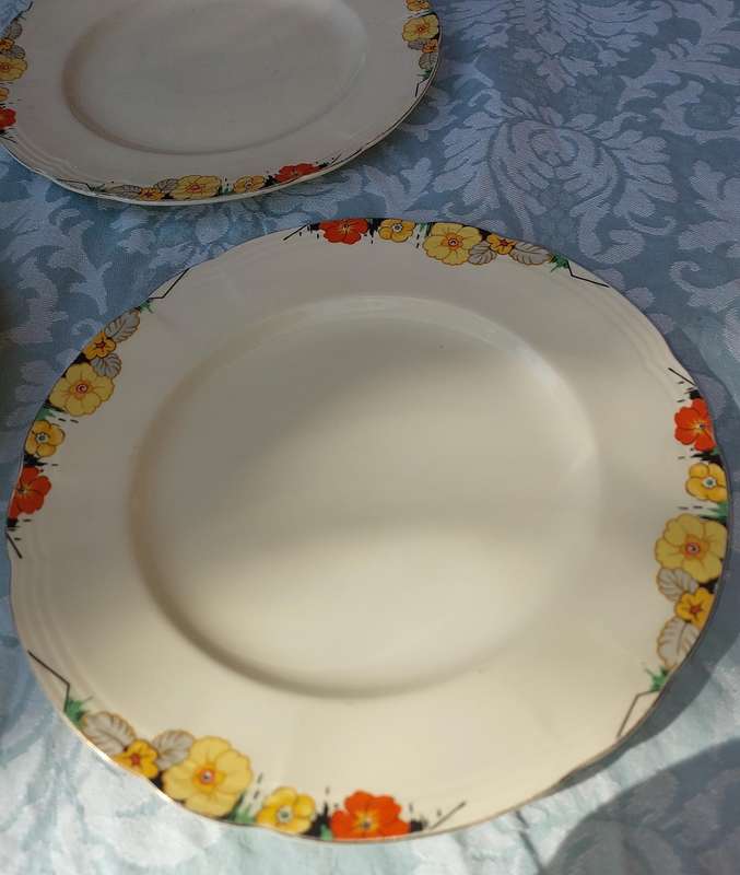A RARE COLLECTION OF 3 ALFRED MEAKIN ENGLAND ROYAL MARIGOLD RAYMOND CAKE PLATES SOLD AS IS