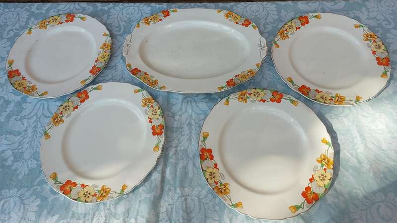 A VINTAGE COLLECTION OF 5 ALFRED MEAKIN PLATES AND A PLATTER SOLD AS IS