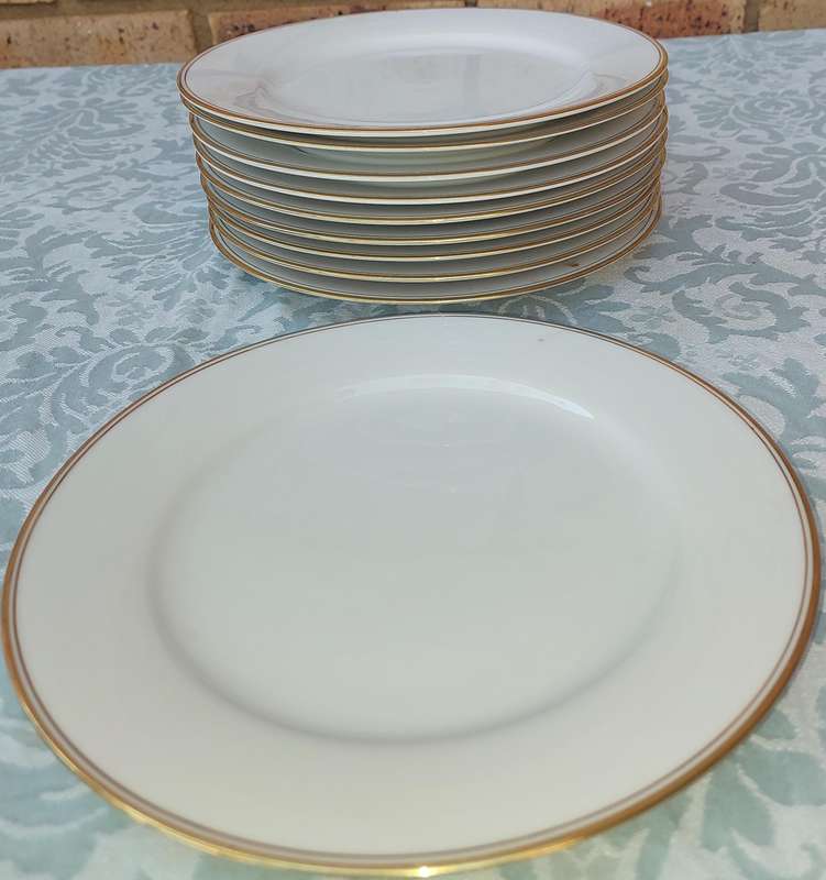 A SET OF 10 RC NORITAKI SRI LANKA DINNER PLATES ONE HAS A CHIP AS PER THE PHOTOS SOLD AS IS