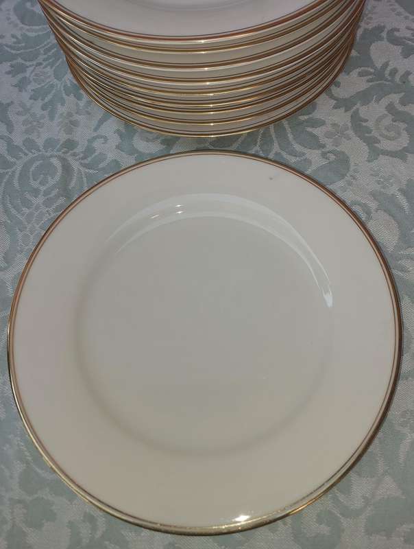 A SET OF 10 RC NORITAKI SRI LANKA DINNER PLATES ONE HAS A CHIP AS PER THE PHOTOS SOLD AS IS