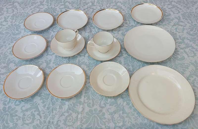 A MIXED COLLECTION OF PORCELAIN CROCKERY SOLD AS IS