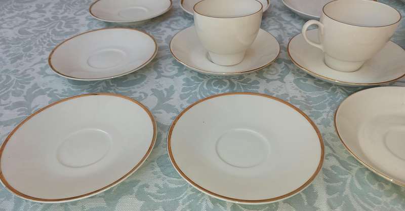 A MIXED COLLECTION OF PORCELAIN CROCKERY SOLD AS IS