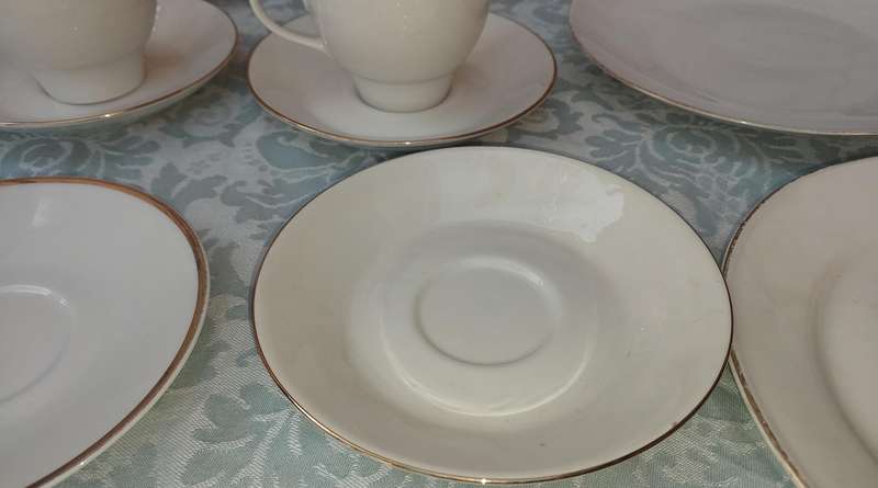 A MIXED COLLECTION OF PORCELAIN CROCKERY SOLD AS IS