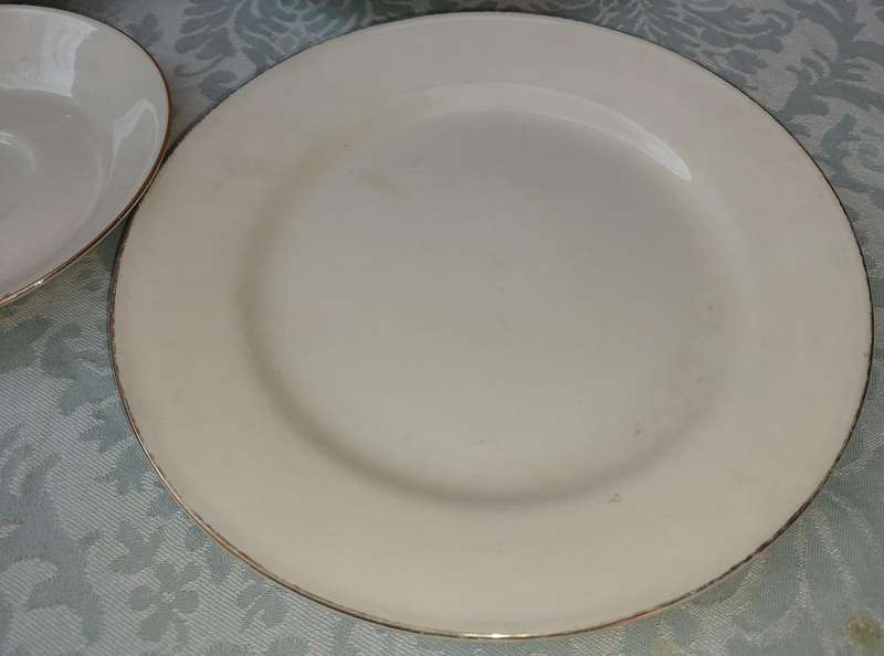 A MIXED COLLECTION OF PORCELAIN CROCKERY SOLD AS IS