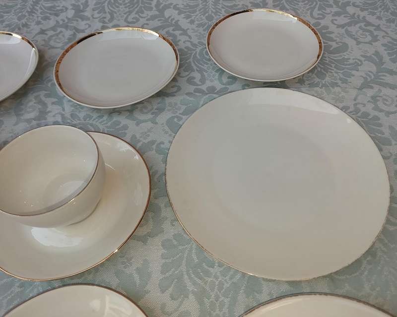 A MIXED COLLECTION OF PORCELAIN CROCKERY SOLD AS IS