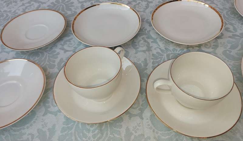 A MIXED COLLECTION OF PORCELAIN CROCKERY SOLD AS IS