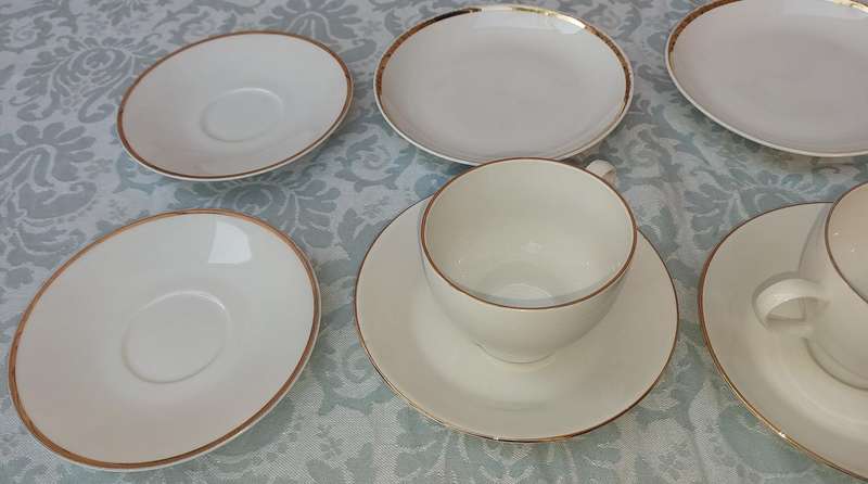 A MIXED COLLECTION OF PORCELAIN CROCKERY SOLD AS IS