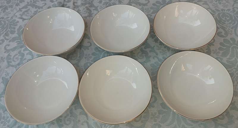 A RARE COLLECTION OF THOMAS GERMANY GOLD TRIM PORCELAIN DESERT BOWLS SOLD AS IS