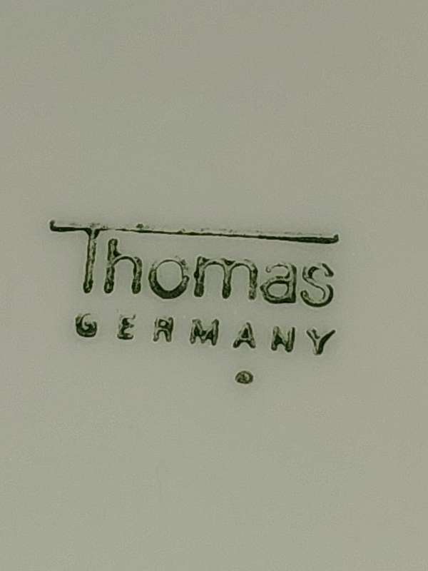 A RARE COLLECTION OF THOMAS GERMANY GOLD TRIM PORCELAIN DESERT BOWLS SOLD AS IS