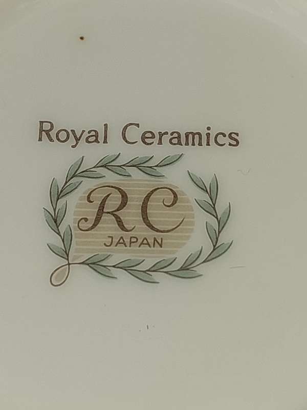A VINTAGE COLLECTION OF 7 ROYAL CERAMICS RC JAPAN PORCELAIN PLATES AND SIDE PLATES SOLD AS IS