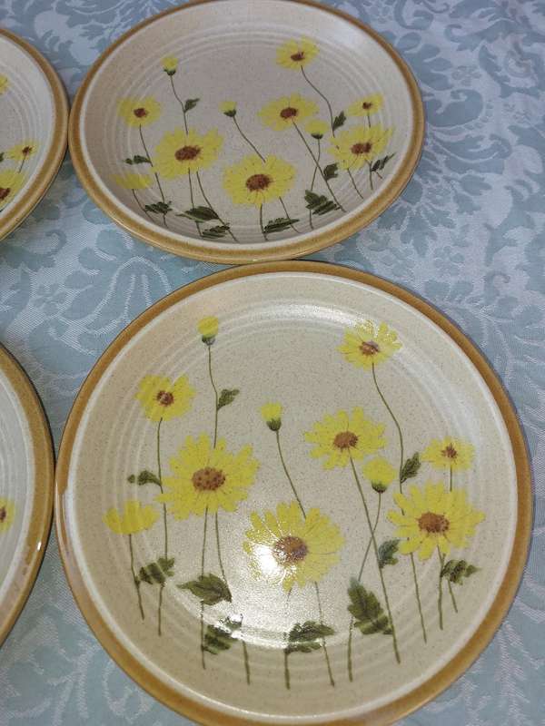 A VINTAGE COLLECTION OF 6 NATURES SONG MIKASA INTERNATIONAL JAPAN CAKE PLATES SOLD AS IS