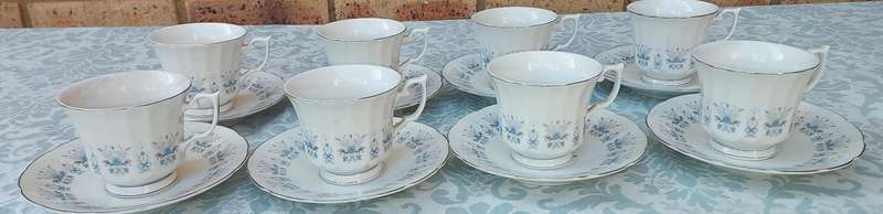 A VINTAGE SET OF 8 TEACUPS AND SAUCERS MADE IN CHINA PORCELAIN WITH FLORAL DESIGN SOLD AS IS