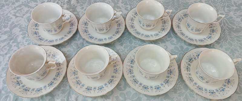 A VINTAGE SET OF 8 TEACUPS AND SAUCERS MADE IN CHINA PORCELAIN WITH FLORAL DESIGN SOLD AS IS
