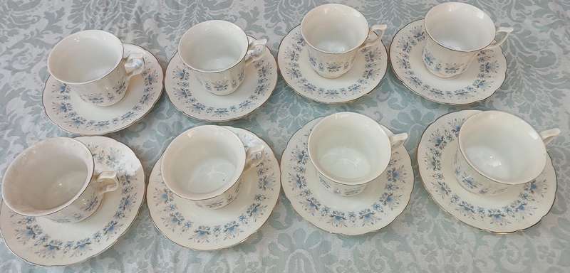 A VINTAGE SET OF 8 TEACUPS AND SAUCERS MADE IN CHINA PORCELAIN WITH FLORAL DESIGN SOLD AS IS