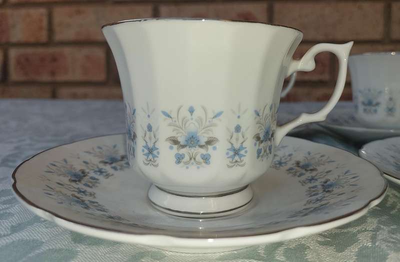 A VINTAGE SET OF 8 TEACUPS AND SAUCERS MADE IN CHINA PORCELAIN WITH FLORAL DESIGN SOLD AS IS