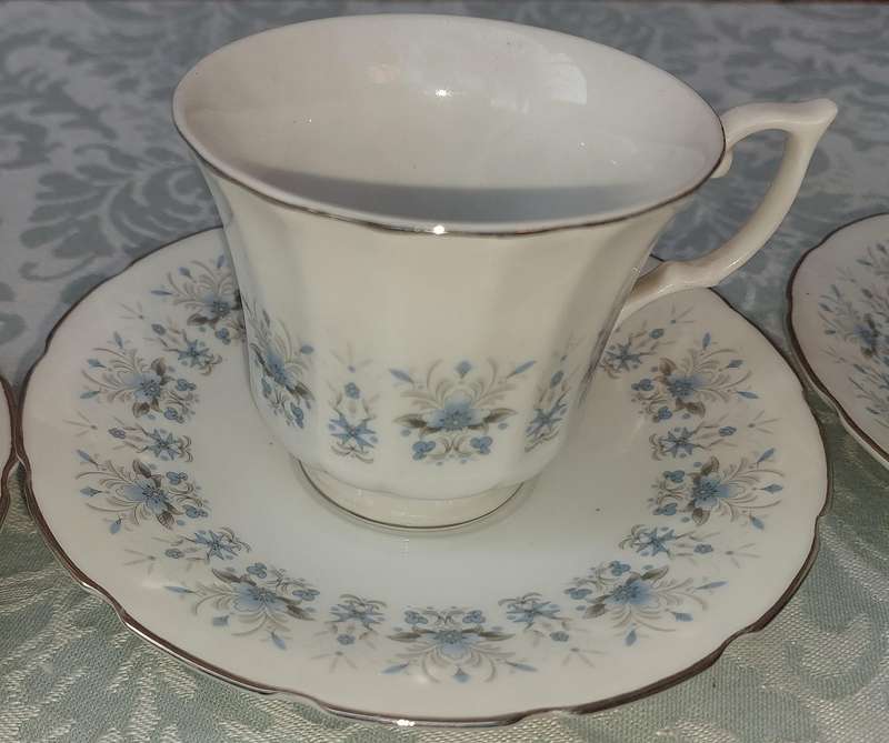 A VINTAGE SET OF 8 TEACUPS AND SAUCERS MADE IN CHINA PORCELAIN WITH FLORAL DESIGN SOLD AS IS