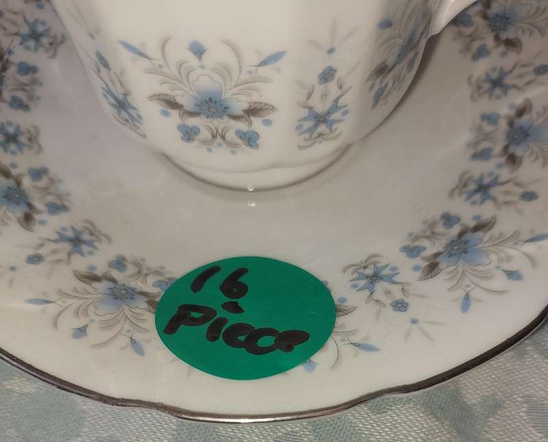 A VINTAGE SET OF 8 TEACUPS AND SAUCERS MADE IN CHINA PORCELAIN WITH FLORAL DESIGN SOLD AS IS