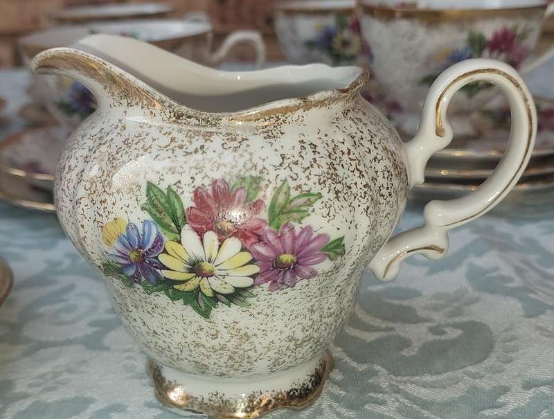 AVINTAGE 34 PIECE DEODORA TEASET FINE CHINA HAND PAINTED SOLD AS IS