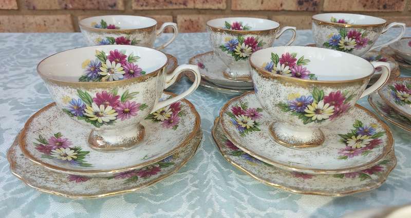 AVINTAGE 34 PIECE DEODORA TEASET FINE CHINA HAND PAINTED SOLD AS IS