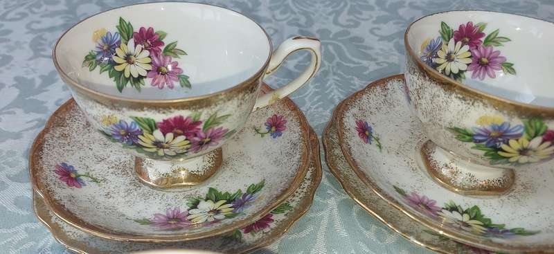 AVINTAGE 34 PIECE DEODORA TEASET FINE CHINA HAND PAINTED SOLD AS IS